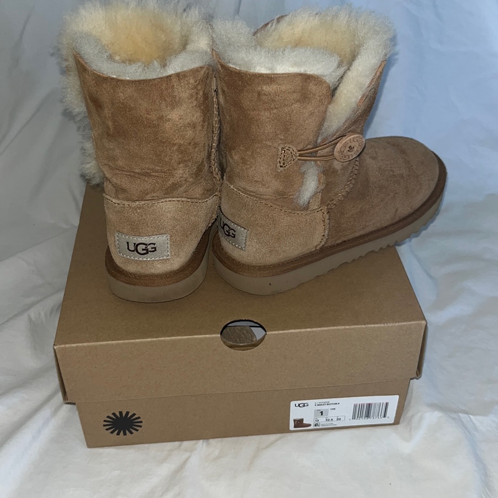 Ugg - Gently Used Bailey Button